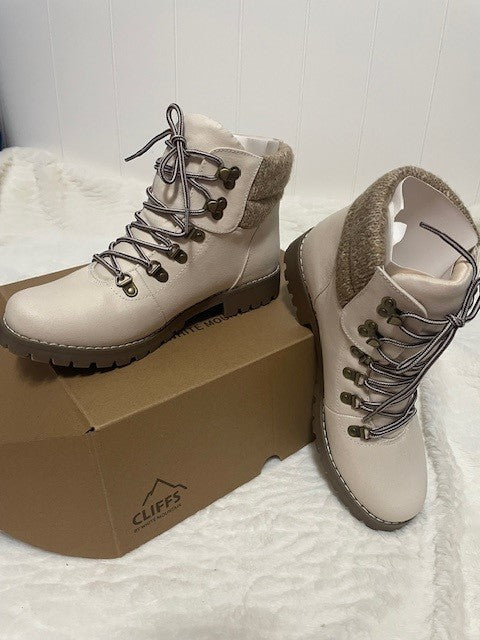 Size 9 - Cliffs by White Mountain Pathfield Boot Winter White - NEW IN BOX
