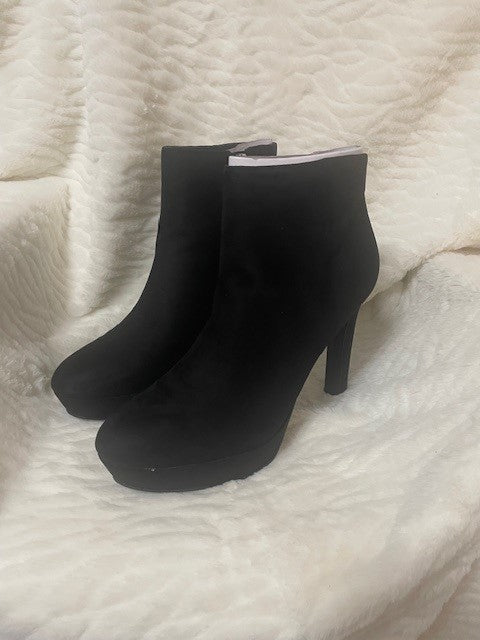 Size 9 - NWT - Nine West Glowup Ankle boot - Retail $99