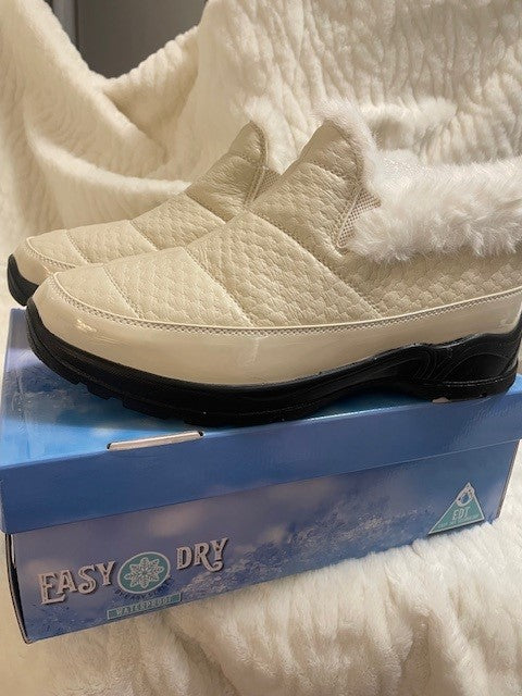 Size 9WW - Easy Dry Flurry in Winter White NWT Retails $80