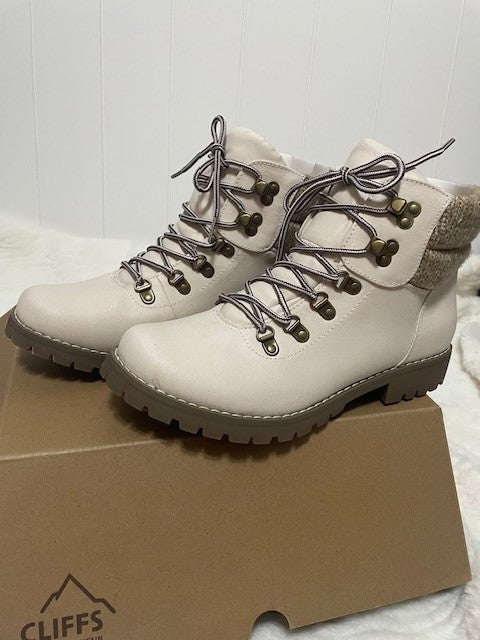 Size 9 - Cliffs by White Mountain Pathfield Boot Winter White - NEW IN BOX