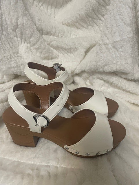 Size 6 - Style & Co Anddreas in white - NWT - Retails $59.50