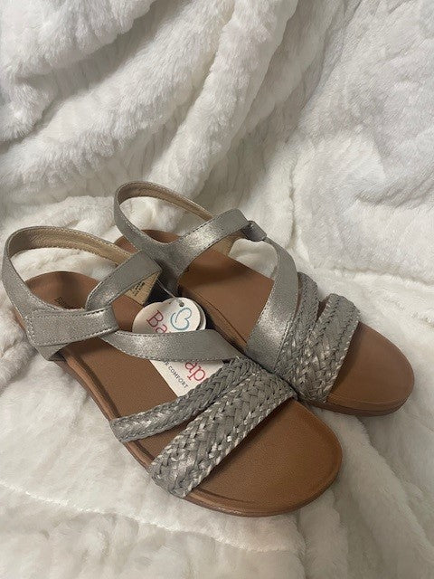 Size 8.5 - Beartraps Jalen sandal - NWT