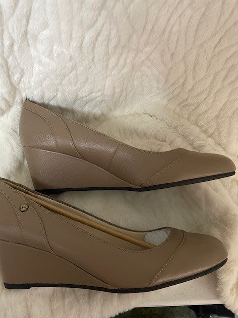 Size 9.5 - Lifestrides Stone Heirloom pump Retails $64.99