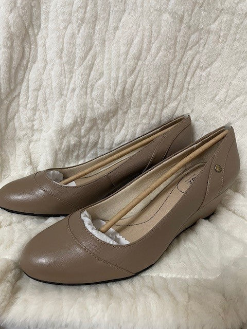 Size 9.5 - Lifestrides Stone Heirloom pump Retails $64.99