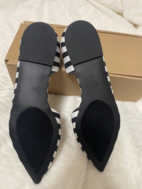 Size 8 - Journee Collection Cortini flat - stripe NIB