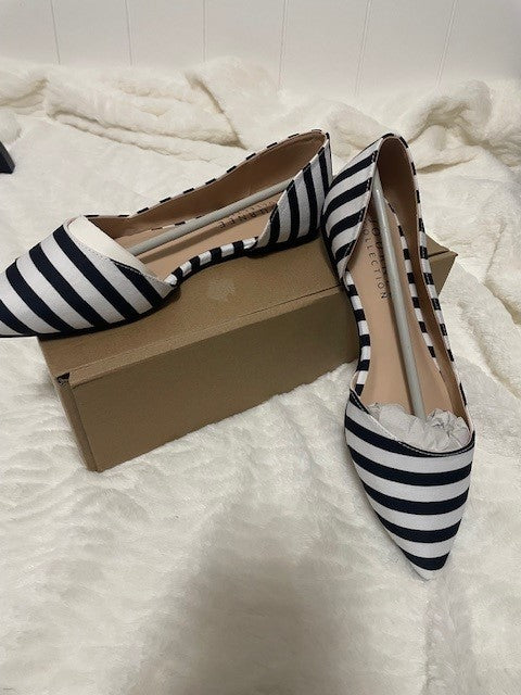 Size 8 - Journee Collection Cortini flat - stripe NIB