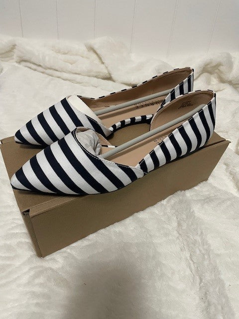 Size 8 - Journee Collection Cortini flat - stripe NIB