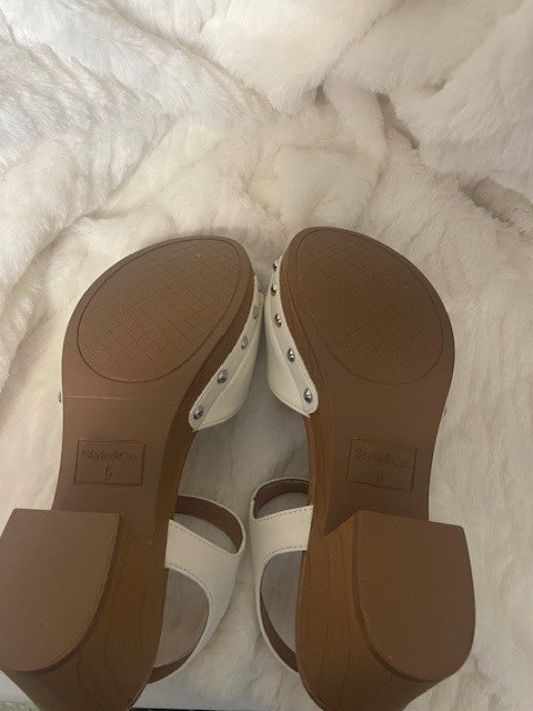 Size 6 - Style & Co Anddreas in white - NWT - Retails $59.50