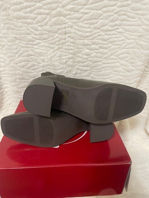 Size 9M – Journee Collection Harlowe Olive Ankle Booties