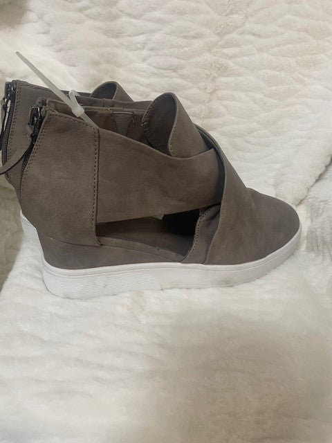 Size 8.5 - NWOT - Journee Collection Sienna wedge - Retails for $69