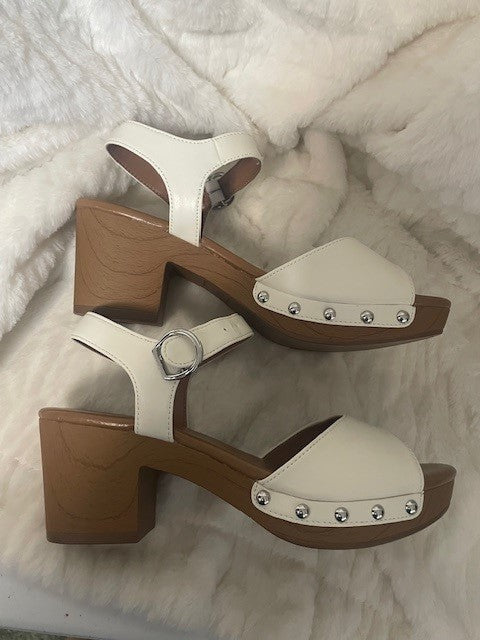 Size 6 - Style & Co Anddreas in white - NWT - Retails $59.50