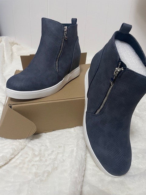 Size 11W - Journee Collection Pennelope Sneaker - NIB - Retails for $89.99