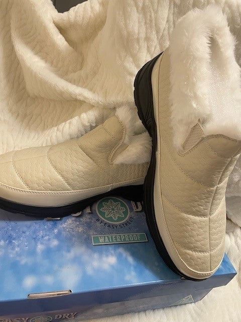 Size 9WW - Easy Dry Flurry in Winter White NWT Retails $80