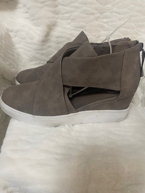 Size 8.5 - NWOT - Journee Collection Sienna wedge - Retails for $69