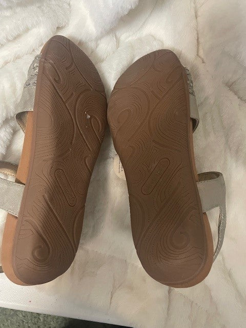 Size 8.5 - Beartraps Jalen sandal - NWT