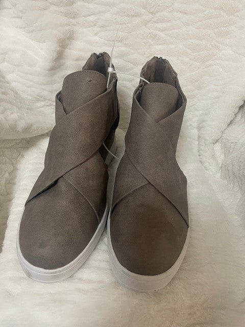 Size 8.5 - NWOT - Journee Collection Sienna wedge - Retails for $69