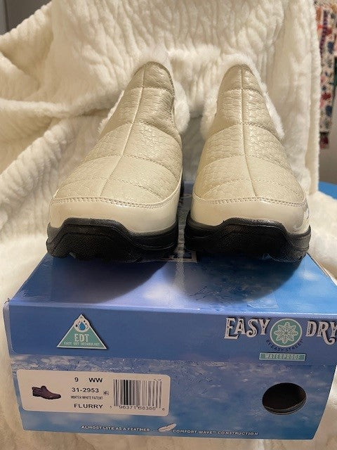 Size 9WW - Easy Dry Flurry in Winter White NWT Retails $80