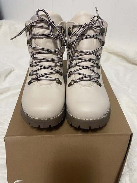 Size 9 - Cliffs by White Mountain Pathfield Boot Winter White -  NEW IN BOX