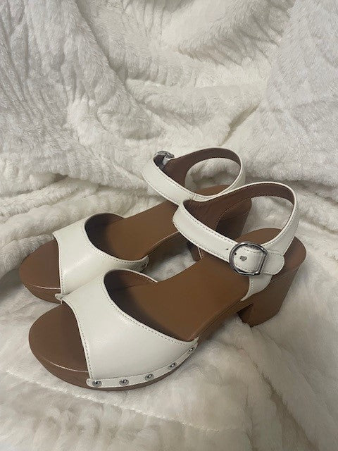 Size 6 - Style & Co Anddreas in white - NWT - Retails $59.50