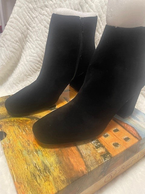Size 9.5 - Bella Vita Wilma - black suede NWT Retails $125