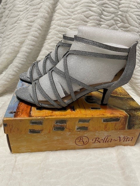 Size 10W - Bella Vita Karlette silver glitter - NWT - Retails $85.00